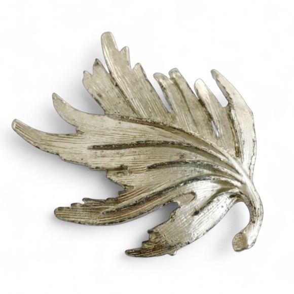 Vintage Mid-Century Silver Leaf Brooch – Detailed & Weighted - Picture 7 of 8